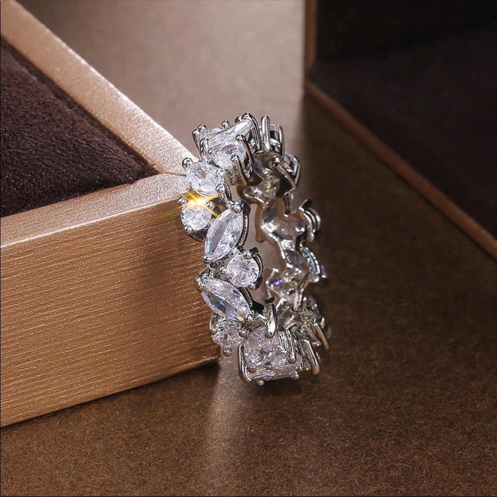 New 18K White Gold Women’s Diamond Bridal Ring - Picture 3 of 6